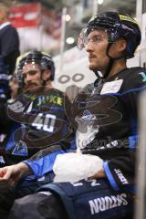 DEL - Eishockey - Saison 2018/2019 - ERC Ingolstadt - Red Bull München - Garbutt Ryan (#28 ERCI) kühlt seine Hand - Foto: Meyer Jürgen