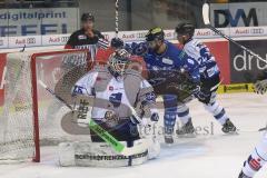 DEL - Eishockey - ERC Ingolstadt - Straubing Tigers - Torwart Sebastian Vogl fängt Puck vor Jerry D`Amigo (9 ERC)