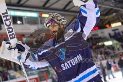 DEL - ERC Ingolstadt - Schwenninger Wild Wings - Feiern mit den Fans, Sieg, Ehrenrunde Torwart Jochen Reimer (ERC 32)