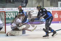 DEL - Eishockey - ERC Ingolstadt - Nürnberg Icetigers - Torwart Andreas Jenike (Nr.29, Thomas Sabo Ice Tigers) wehrt Torschuß von Brett Olson (ERC 16) ab