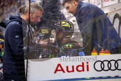DEL - Eishockey - ERC Ingolstadt - Nürnberg Icetigers - David Elsner (ERC 61) Stockschlag ins Gesicht, Verletzung, wird behandelt