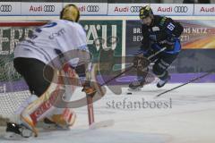 DEL - Eishockey - Saison 2018/2019 - ERC Ingolstadt - Iserlohn Roosters - Niko Hovinen Torwart (#32 Iserlohn) - David Elsner (#61 ERCI) - Foto: Meyer Jürgen