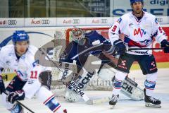 DEL - Eishockey - ERC Ingolstadt - Adler Mannheim - Torwart Timo Pielmeier (ERC 51) unter Beschuß konzentriert