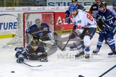 DEL - Eishockey - ERC Ingolstadt - Adler Mannheim - Fabio Wagner (ERC 5) verteidigt das Tor von Torwart Timo Pielmeier (ERC 51), Andrew Desjardins (Mannheim) kommt nicht hin, Dustin Friesen (ERC 14)