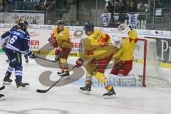 DEL - Eishockey - Saison 2018/2019 - ERC Ingolstadt - Düsseldorfer EG - Brett Olson (#16 ERCI) schiesst über das Tor - Fredrik Pettersson Wentzel Torwart(#53 Düsseldorf) - Patrick Köppchen (#55 Düsseldorf) - Foto: Meyer Jürgen