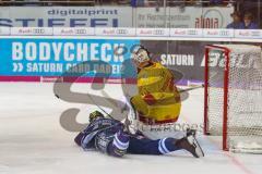 DEL - Eishockey - ERC Ingolstadt - Düsseldorf EG - Joachim Ramoser (ERC 47) rutscht in das Tor von Torwart Mathias Niederberger (Nr.35, Duesseldorfer EG)