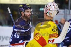 DEL - Eishockey - ERC Ingolstadt - Düsseldorf EG - Spiel ist aus, ERC Sieg 1:0, Darin Olver (ERC 40) und Torwart Mathias Niederberger (Nr.35, Duesseldorfer EG) geben sich die Hand