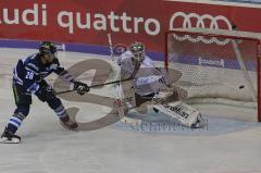 DEL - Eishockey - Saison 2018/2019 - ERC Ingolstadt - Eisbären Berlin - Garbutt Ryan (#28 ERCI) von der Strafbank kommend mit einer Torchance - Kevin Poulin Torwart (#40 Berlin) - Foto: Meyer Jürgen