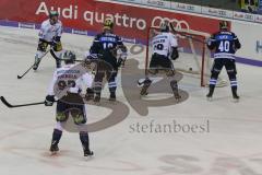 DEL - Eishockey - Saison 2018/2019 - ERC Ingolstadt - Eisbären Berlin - Der 1:1 Ausgleichstreffer durch Garbutt Ryan (#28 ERCI) - Kevin Poulin Torwart (#40 Berlin) - jubel - Darin Olver (#40 ERCI) - Foto: Meyer Jürgen