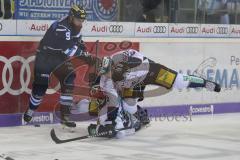 DEL - Eishockey - Saison 2018/2019 - ERC Ingolstadt - Eisbären Berlin - Jerry D´Àmigo (#9 ERCI) mit einem Zweikampf an der Bande - James Sheppard (#88 Berlin) - Foto: Meyer Jürgen