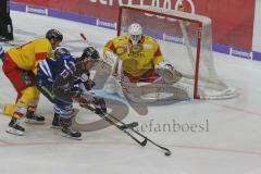 DEL - Eishockey - Saison 2018/2019 - ERC Ingolstadt - Düsseldorfer EG - Mike Collins (#13 ERCI) - Fredrik Pettersson Wentzel Torwart(#53 Düsseldorf) - Foto: Meyer Jürgen
