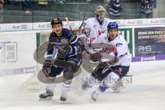 DEL - Eishockey - ERC Ingolstadt - Adler Mannheim - Ryan Garbutt (ERC 28) will den Puck, David Wolf (89 Mannheim) stört