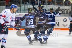 DEL - Eishockey - ERC Ingolstadt - Adler Mannheim - Tor Ausgleich 3:3 Jubel David Elsner (ERC 61) mit links Thomas Greilinger (ERC 39) Dustin Friesen (ERC 14)