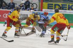DEL - Eishockey - Saison 2018/2019 - ERC Ingolstadt - Düsseldorfer EG - Tyler Kelleher (#19 ERCI) setzt sich gegen drei Spieler durch - Foto: Meyer Jürgen