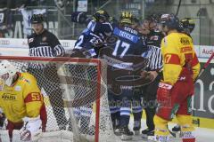 DEL - Eishockey - Saison 2018/2019 - ERC Ingolstadt - Düsseldorfer EG - Der 1:2 Anschlusstreffer durch Vili Sopanen (#22 ERCI) - jubel - Petr Taticek (#17 ERCI) - Fredrik Pettersson Wentzel Torwart(#53 Düsseldorf) - Vili Sopanen (#22 ERCI) - Foto: Meyer J