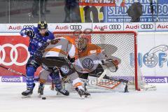 DEL - Eishockey - ERC Ingolstadt - Grizzlys Wolfsburg - Letzte Minute Jerry D`Amigo (9 ERC) vor dem Tor von Torwart Gerald Kuhn (35 Wolfsburg), Jason Jaspers (16 Wolfsburg) verteidigt