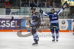 DEL - Eishockey - ERC Ingolstadt - Adler Mannheim - Tor Ausgleich 3:3 Jubel David Elsner (ERC 61) mit Dustin Friesen (ERC 14)