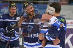 DEL - Eishockey - Saison 2018/2019 - ERC Ingolstadt - Iserlohn Roosters - Benedikt Kohl (#34 ERCI) mit seinem Kind - Jerry D´Àmigo (#9 ERCI) - Foto: Meyer Jürgen