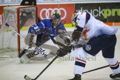 DEL - Eishockey - ERC Ingolstadt - EHC Red Bull München - unter Beschuß Torwart Jochen Reimer (ERC 32)