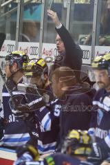 DEL - Eishockey - Saison 2018/2019 - ERC Ingolstadt - Eisbären Berlin - Doug Shedden (Cheftrainer ERCI) winkt Jochen Reimer (#32Torwart ERCI) auf die Spielerbank - Foto: Meyer Jürgen