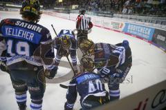 DEL - Eishockey - Saison 2018/2019 - ERC Ingolstadt - Straubing Tigers - Darin Olver (#40 ERCI) wird an der Bande gefoult - Ville Koistinen (#10 ERCI) - blut - Foto: Meyer Jürgen