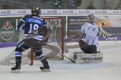 DEL - Eishockey - Saison 2018/2019 - ERC Ingolstadt - Eisbären Berlin - Tyler Kelleher (#19 ERCI) mit einer Torchance - Kevin Poulin Torwart (#40 Berlin) - Foto: Meyer Jürgen