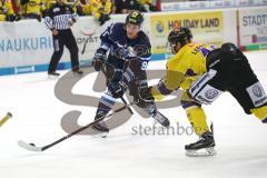 DEL - Eishockey - ERC Ingolstadt - Krefeld Pinguine - Laurin Braun (ERC 97) zerbricht beim Schuß den Schläger