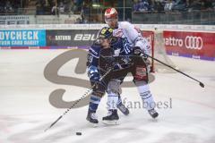 DEL - ERC Ingolstadt - Schwenninger Wild Wings - Zweikampf Tyler Kelleher (19 ERC) Rihards Bukarts (WWS 8)