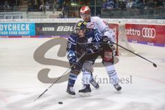 DEL - ERC Ingolstadt - Schwenninger Wild Wings - Zweikampf Tyler Kelleher (19 ERC) Rihards Bukarts (WWS 8)