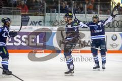 DEL - Eishockey - ERC Ingolstadt - Adler Mannheim - Tor Ausgleich 3:3 Jubel David Elsner (ERC 61) mit links Thomas Greilinger (ERC 39) Dustin Friesen (ERC 14)