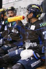 DEL - Eishockey - Saison 2018/2019 - ERC Ingolstadt - Red Bull München - Garbutt Ryan (#28 ERCI) trinkt und kühlt seine Hand - Foto: Meyer Jürgen