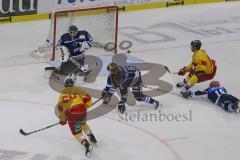 DEL - Eishockey - Saison 2018/2019 - ERC Ingolstadt - Düsseldorfer EG - Jochen Reimer (#32Torwart ERCI) hält einen Schuss von Braden Pimm (#64 Düsseldorf) - Fabio Wagner (#5 ERCI) - Foto: Meyer Jürgen