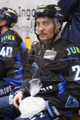 DEL - Eishockey - Saison 2018/2019 - ERC Ingolstadt - Red Bull München - Garbutt Ryan (#28 ERCI) kühlt seine Hand - Foto: Meyer Jürgen