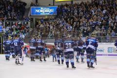 DEL - ERC Ingolstadt - Schwenninger Wild Wings - Feiern mit den Fans, Sieg, Thomas Greilinger (ERC 39) Benedikt Kohl (ERC 34) Fabio Wagner (ERC 5) Torwart Timo Pielmeier (ERC 51)