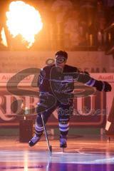 DEL - Eishockey - ERC Ingolstadt - Krefeld Pinguine - Einlauf durch den Pantherkopf Mike Collins (ERC 13)