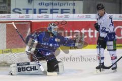 DEL - Eishockey - ERC Ingolstadt - Straubing Tigers - Torwart Timo Pielmeier (ERC 51) fängt vor Michael Connolly (22 Straubing)