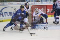 DEL - Eishockey - ERC Ingolstadt - EHC Red Bull München - Zweikampf bei Torwart Dann aus den Birken (33 RB München), Tyler Kelleher (19 ERC)