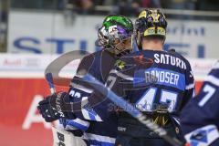DEL - Eishockey - Saison 2018/2019 - ERC Ingolstadt - Fischtown Pinguins - Jochen Reimer (#32Torwart ERCI) mit einem Shutout - Joachim Ramoser (#47 ERCI) gratuliert - Foto: Meyer Jürgen