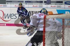 DEL - ERC Ingolstadt - Schwenninger Wild Wings - Jerry D`Amigo (9 ERC) gegen Torwart Dustin Strahlmeier (WWS 34)