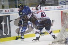 DEL - Eishockey - ERC Ingolstadt - EHC Red Bull München - Maury Edward (ERC 23) und Jakob Mayenschein (41 RB München)