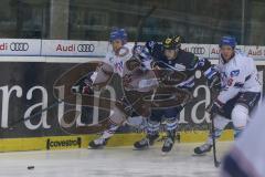 DEL - Eishockey - Saison 2018/2019 - ERC Ingolstadt - Adler Mannheim - Tim Wohlgemuth (#33 ERCI) im Zweikampf an der Bande - Joonas Lehtivuori (#6 Mannheim) - Foto: Meyer Jürgen