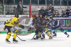 DEL - Eishockey - ERC Ingolstadt - Krefeld Pinguine - mitte Vili Sopanen (ERC 22) mit der roten Helm für den Topscorer