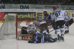 DEL - Eishockey - Saison 2018/2019 - ERC Ingolstadt - Kölner Haie - Patrick Cannone (#12 ERCI) mit einer Torchance - Gustaf Wesslau Torwart (#29 Köln) - Foto: Meyer Jürgen