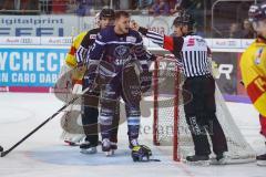 DEL - Eishockey - ERC Ingolstadt - Düsseldorf EG - Joachim Ramoser (ERC 47) rutscht in das Tor von Torwart Mathias Niederberger (Nr.35, Duesseldorfer EG) und wird vom Schiedsrichter rausgeschickt