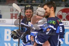 DEL - Eishockey - Saison 2018/2019 - ERC Ingolstadt - Iserlohn Roosters - Benedikt Kohl (#34 ERCI) mit seinem Kind - Patrick Cannone (#12 ERCI) - Foto: Meyer Jürgen