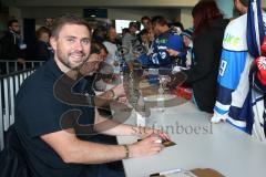 DEL - Eishockey - Saison 2018/2019 - ERC Ingolstadt - Grizzlys Wolfsburg - Chris Heid beim Autogramme geben - Foto: Meyer Jürgen