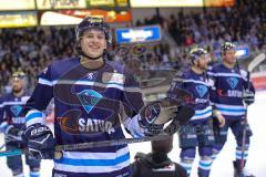 DEL - ERC Ingolstadt - Schwenninger Wild Wings - Feiern mit den Fans, Sieg, Ehrenrunde Tim Wohlgemuth (ERC 33)