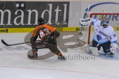 DEL - Eishockey - Saison 2018/2019 - ERC Ingolstadt - Grizzlys Wolfsburg - Alexander Weiß (#43 Wolfsburg) - Timo Pielmeier (#51Torwart ERCI) - Foto: Meyer Jürgen