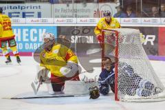 DEL - Eishockey - ERC Ingolstadt - Düsseldorf EG - Joachim Ramoser (ERC 47) rutscht in das Tor von Torwart Mathias Niederberger (Nr.35, Duesseldorfer EG)