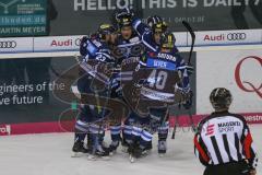 DEL - Eishockey - Saison 2018/2019 - ERC Ingolstadt - Eisbären Berlin - Der 1:1 Ausgleichstreffer durch Garbutt Ryan (#28 ERCI) - jubel - Darin Olver (#40 ERCI) - Maury Edwards (#23 ERCI) - Foto: Meyer Jürgen